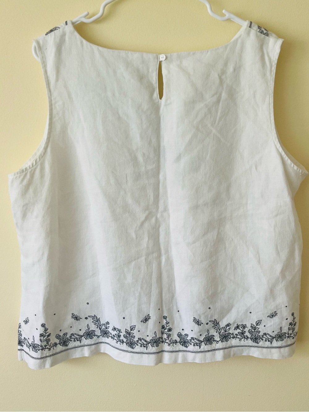 Maggie linen floral sleeveless top 1X white black - Picture 2 of 3